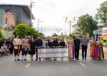 ร่วมให้กำลังใจ และร่วมเดินขบวนแห่กระทงของมหาวิทยาลัยราชภัฏเทพสตรี