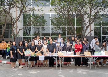 ร่วมพิธีทำบุญตักบาตรข้าวสารอาหารแห้งพระสงฆ์